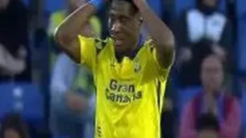 “掘金逆袭雄鹿，戈登伤退成疑，斯特劳瑟闪耀全场，字母哥意外离场——NBA焦点战直播精彩回顾！”